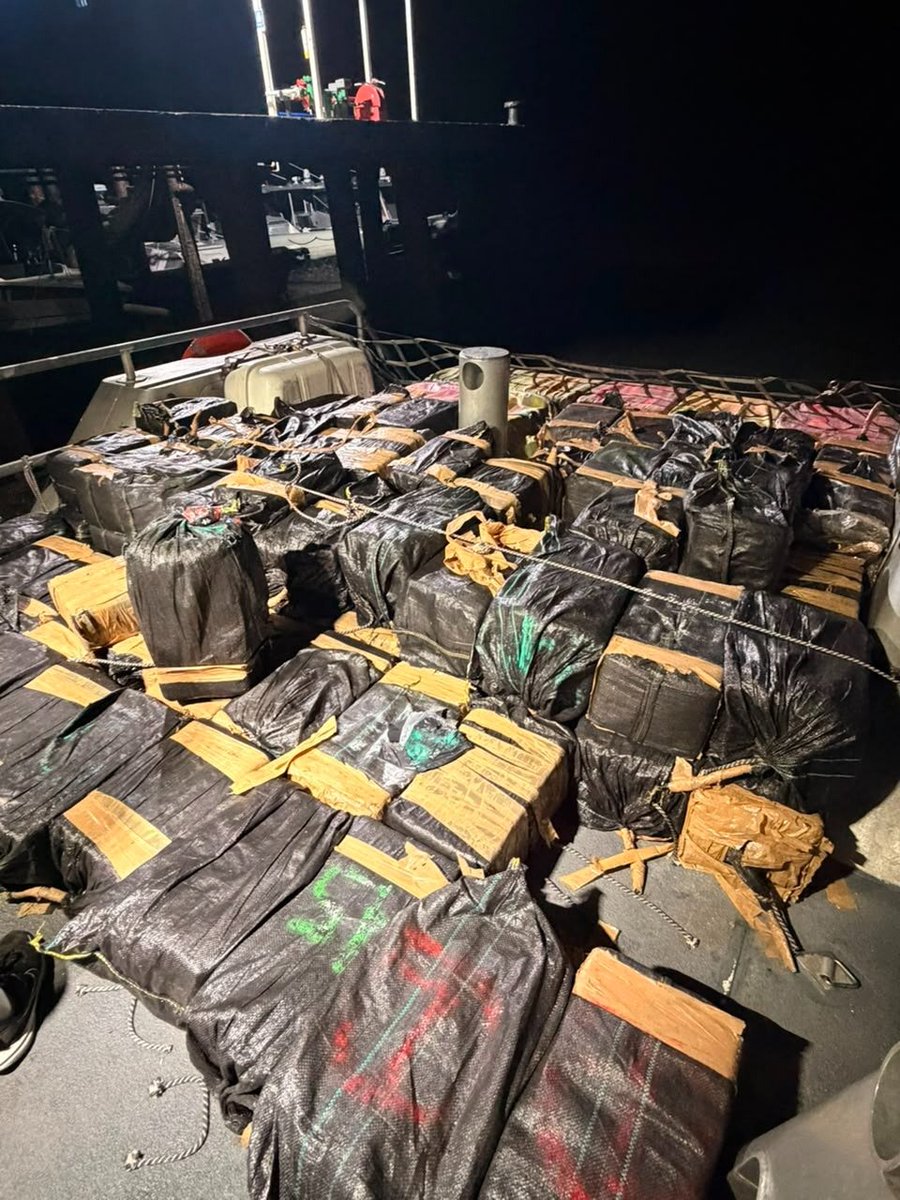 FuerzasMilCol's tweet photo. Más de 2.3 toneladas de clorhidrato de cocaína, fueron incautadas por la @ArmadaColombia en aguas del Pacífico, en desarrollo de una operación que contó con el apoyo de la Fuerza de Tarea Conjunta Interagencial @jiatfs de @Southcom. 

Mantenemos la ofensiva permanente contra el narcotráfico, fortaleciendo nuestras capacidades operacionales y de cooperación internacional para neutralizar este flagelo. #ContundenciaOperacional