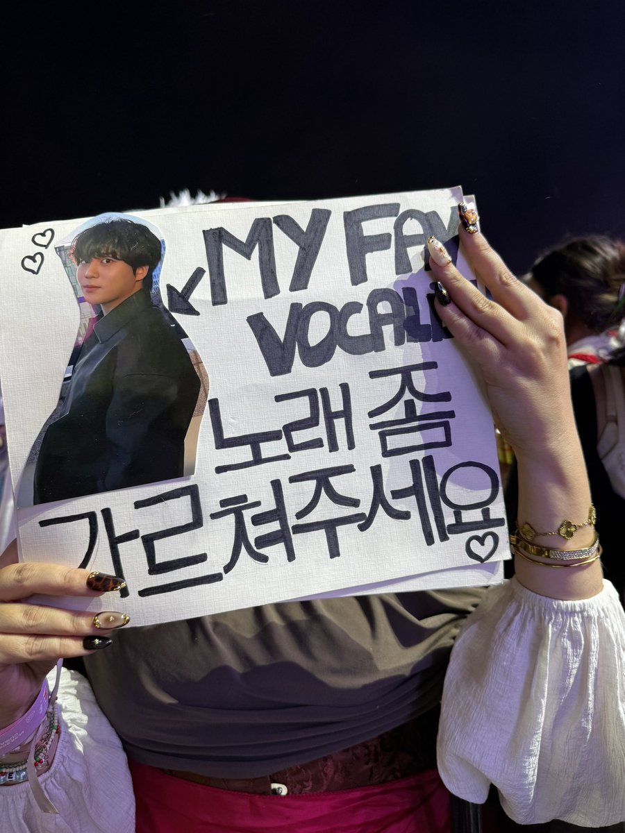 vsdn_a's tweet photo. The banner vs his reaction 😭😭
I can’t forget his smile at this moment <33 (now im waiting for my future singing classes)

#ATEEZ #에이티즈 #JONGHO #종호 https://t.co/Pk5B0B7t05