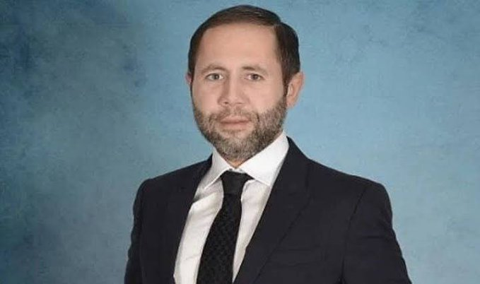 yirmiucderece's tweet photo. PETLAS’ın sahibi Abdulkadir Özcan gözaltına alındı!

Uçakta çıkardığı olayda "Türkiye'yi satın alırım" sözleriyle gündem olan Özcan, Ankara'daki uyuşturucu ve fuhuş operasyonunda yakalandı.

Şüphelinin evinde 175,45 gram esrar ele geçirildi. https://t.co/bYXOCNGnhS