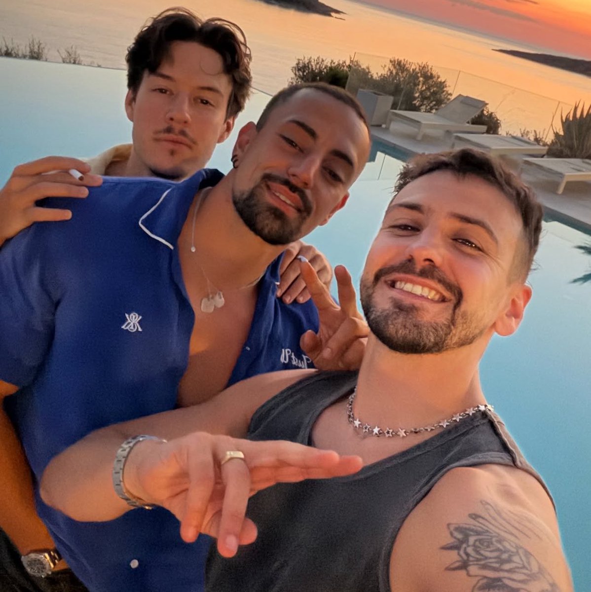 youtube_replay1's tweet photo. 🥳🇬🇷 𝗝𝗢𝗬𝗖𝗔 𝗫 𝗦𝗘𝗕 𝗫 𝗗𝗝𝗜𝗟𝗦𝗜

Les 3 youtubeurs, ainsi que Mathieu, ont passé leurs vacances en Grèce ensemble !

Une vraie amitié au-delà des videos, c’est beau à voir ❤️ https://t.co/l1df94tjIc