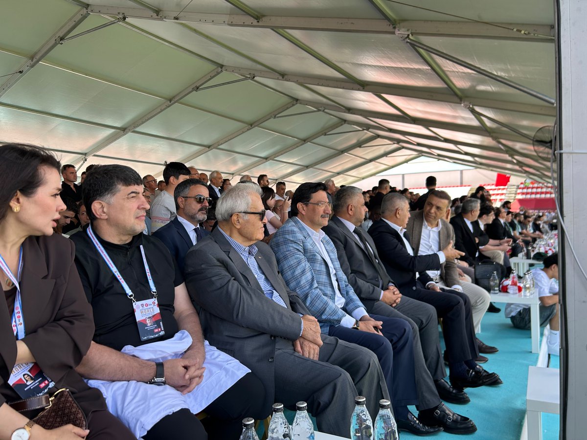 kbbmustafaak's tweet photo. KEÇİÖREN - BAĞLUM’DA GÜREŞ ÇOŞKUSU🇹🇷🤼‍♂️

Keçiören Belediyesi himayesinde düzenlenen Uluslararası Geleneksel 3. Karakucak Güreşleri’ne katılım sağladık.

Gençlik ve Spor Bakan Yardımcımız Hamza Yerlikaya, Keçiören Belediye Başkanımız Mesut Özarslan, onur konukları Khamzat Chimaev, Artur Beterbiyev, Razambek Jamalov ve Adam Saitiev’ in katılımlarıyla gerçekleştirilen bu anlamlı organizasyonda, ata sporumuz güreşin heyecanını hep birlikte yaşadık.

Uluslararası 3. Karakucak Güreşleri’nde başpehlivan olan Feyzullah Aktürk’ü ve mücadele eden tüm pehlivanlarımızı tebrik ediyor, başarılarının devamını diliyorum.

Ata sporumızın yaşatılması ve gelecek nesillere aktarılmasına vesile olan bu güzel organizasyonun gerçekleşmesinde emeği geçen Keçiören Belediyemize, Gençlik ve Spor Bakanlığımıza, federasyonumuza ve başta Keçiören Belediyesi personeli olmak üzere emeği geçen herkese teşekkür ediyorum.

@hamzayerlikaya 
@OzarslanMesut 
@hilmigokcinar 
@kenanyagmurmhp 
@AkKeciorenResmi 
@mustafasenkb