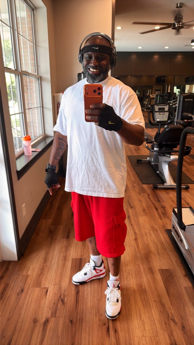 holythug36's tweet photo. SHOULDER SUNDAY!! #56 #GYMLYFE #GRINDTYME. https://t.co/EnrKJXd4Dq