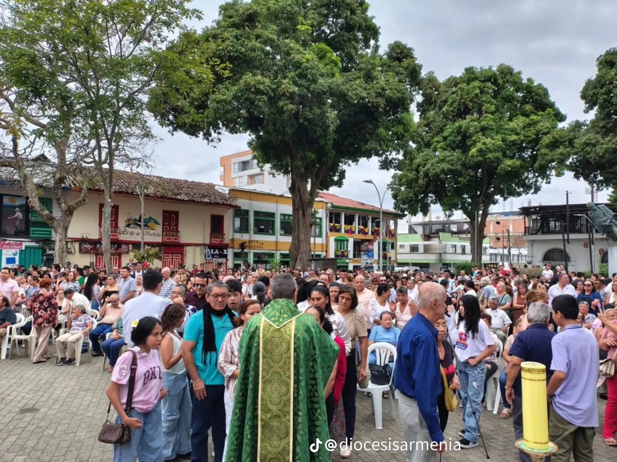 jesuitajonathan's tweet photo. Mientras presidía la Eucaristía en oración por las víctimas y damnificados, resonaba en mi corazón la realidad de tantas comunidades cristianas donde la plaza, el campo o la calle son hoy el verdadero templo. Allí donde el terremoto destruyó estructuras o impide el ingreso seguro a iglesias y capillas, hoy la Misa es al aire libre. Me sentí muy unido espiritualmente a estos hermanos y hermanas.

En las fotos: Montenegro, Quindío.