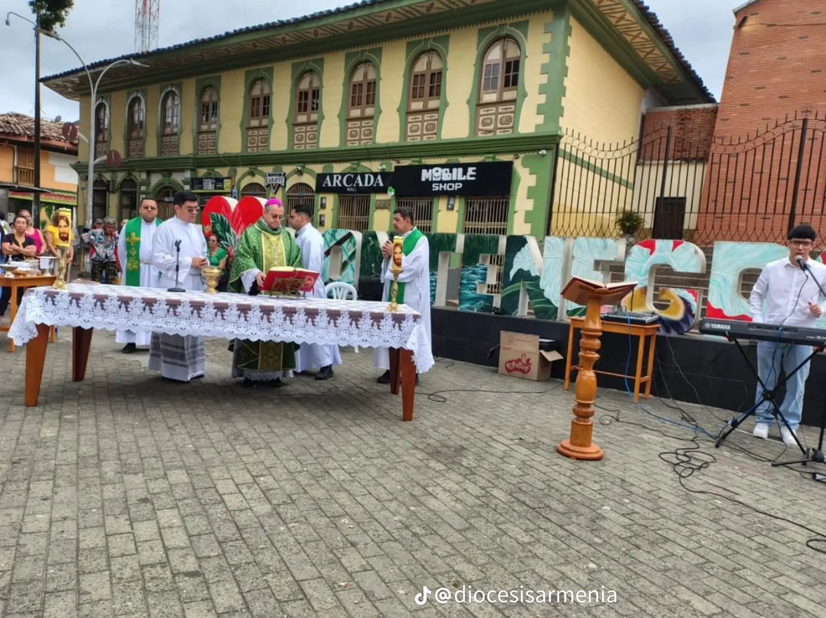 jesuitajonathan's tweet photo. Mientras presidía la Eucaristía en oración por las víctimas y damnificados, resonaba en mi corazón la realidad de tantas comunidades cristianas donde la plaza, el campo o la calle son hoy el verdadero templo. Allí donde el terremoto destruyó estructuras o impide el ingreso seguro a iglesias y capillas, hoy la Misa es al aire libre. Me sentí muy unido espiritualmente a estos hermanos y hermanas.

En las fotos: Montenegro, Quindío.
