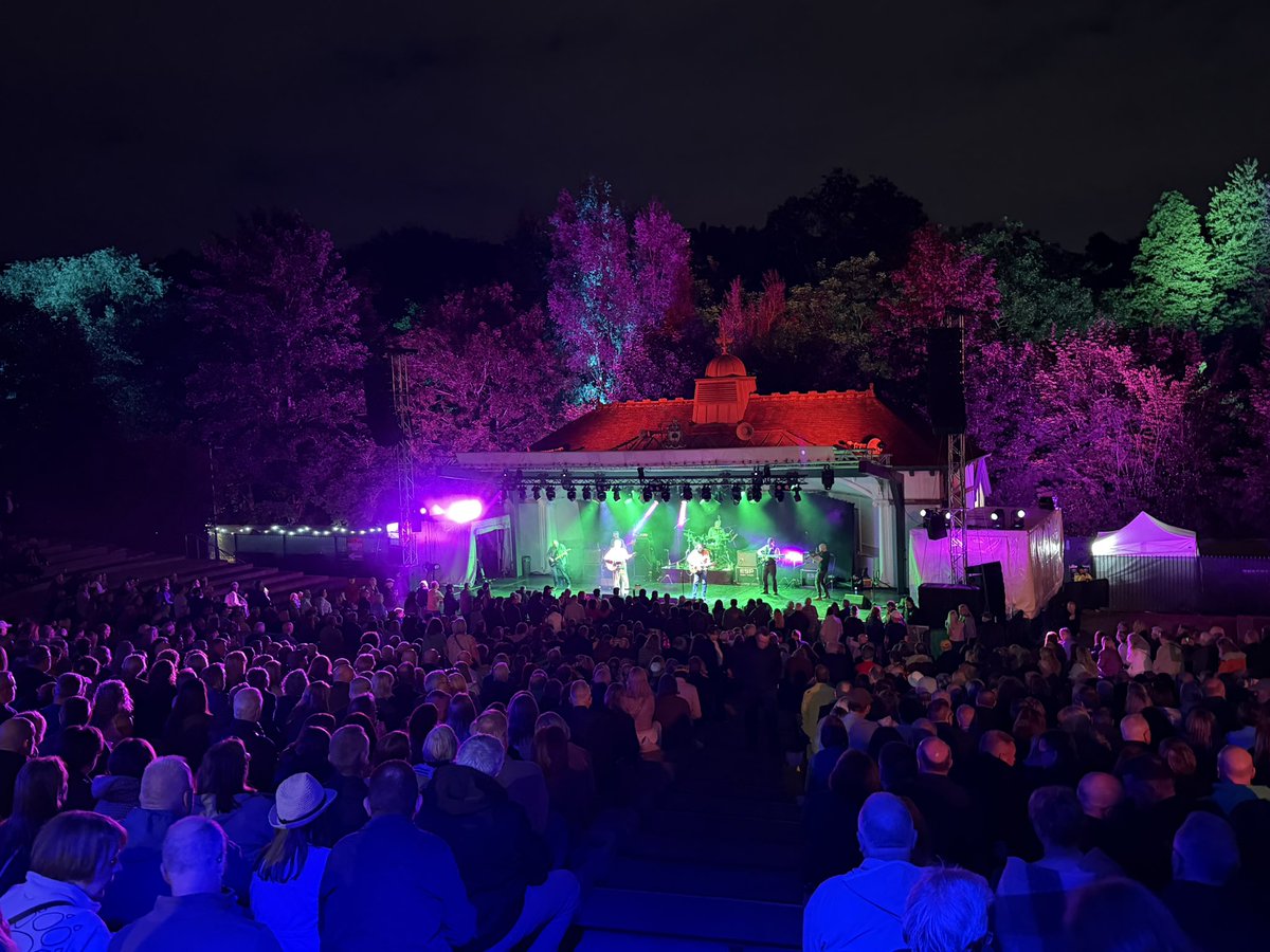 granite1903's tweet photo. Another amazing night at the Bandstand. A very entertaining evening thanks to @the_bluebells1 @FriendsAgain2 @jamthrawn 
Remember you’ll all be welcome to gig in Aberdeen any time! https://t.co/NYJQxQzeB5
