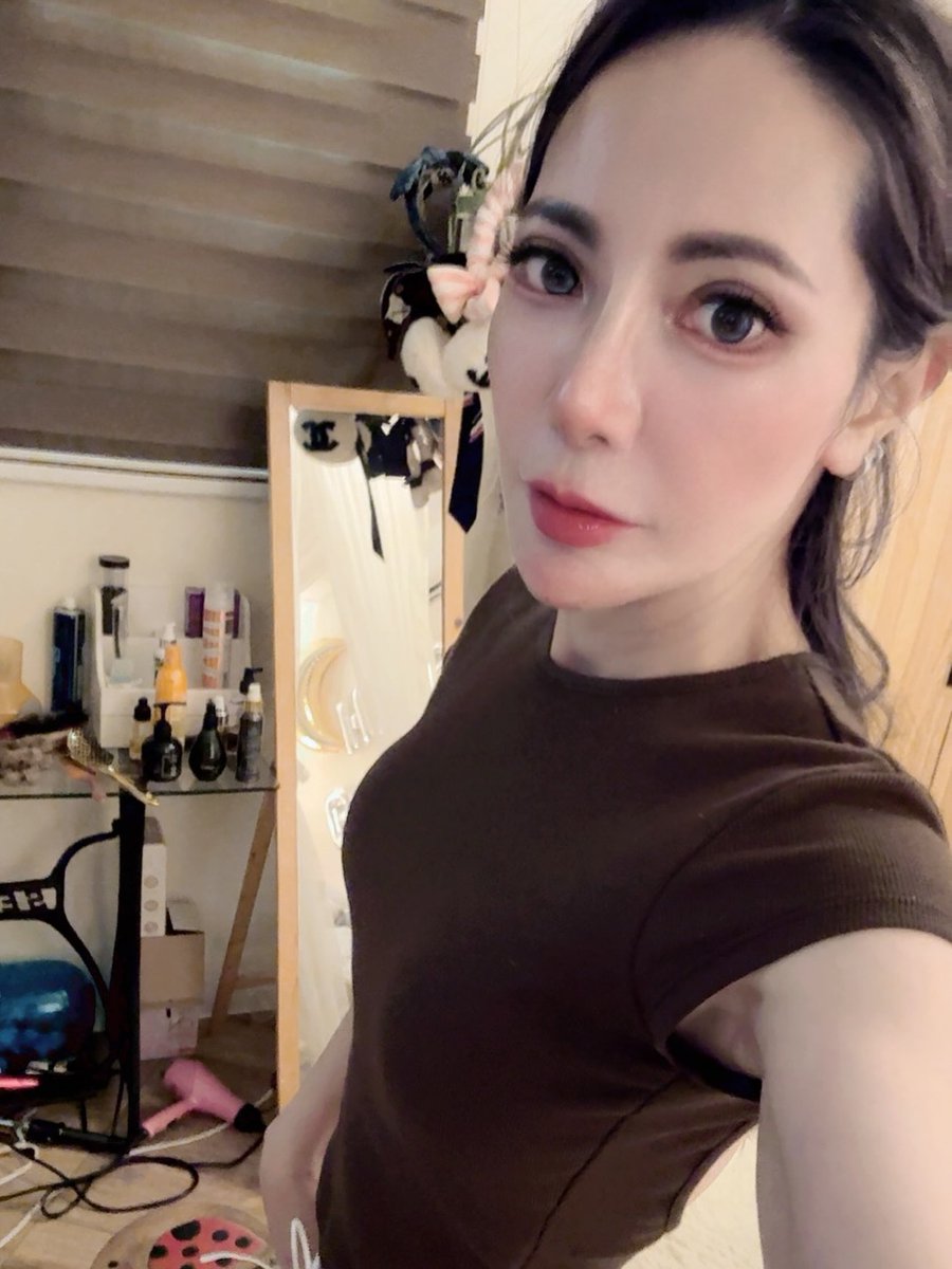 DaisyDoher81403's tweet photo. 晚睡的人有福了 今晚我要给你们看我的性感乳房照😂😂 https://t.co/11jcvBCor8