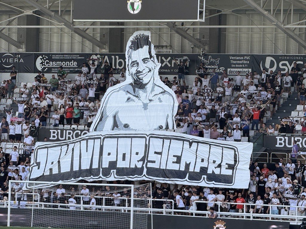 UltrasAccountOF's tweet photo. Javivi presente.
El tifo de La Hinchada del Arlanzón en recuerdo a un miembro de la grada fallecido hace años.

Burgos CF-Córdoba CF
16/08/26
#ultras https://t.co/d2uJAw4mSA