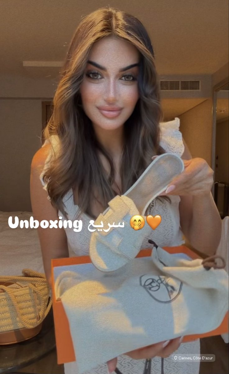Carlenn7's tweet photo. تفتح عشان لايك ورده ؟؟؟
بس السليبر الي امس اشترته ب900$ 🤣 https://t.co/thxOdtMyLu