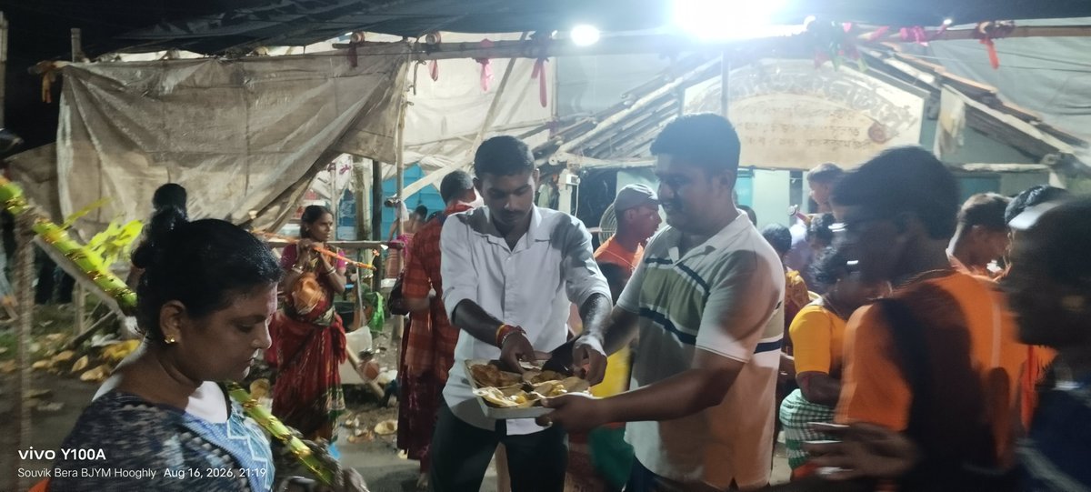 SouvikBOffical's tweet photo. ‘‘তারকেশ্বরের পুণ্যার্থী'' দের সেবা প্রদান অনুষ্ঠানে আজ উপস্থিত ছিলাম সৌভিক দাস- দাদার আমন্ত্রণে আমাদের সিঙ্গুর ১০ নং রেলগেট ধার, সেবামূলক অনুষ্ঠানে অংশগ্রহণ করতে পেরে আমি আনন্দিত।।
.
.
#ওঁনমঃশিবায় #হরহরমহাদেব #শ্রাবণমাস #harharmahadev #harharmahadevॐ #SanatanDharma https://t.co/x3jwlLsYob