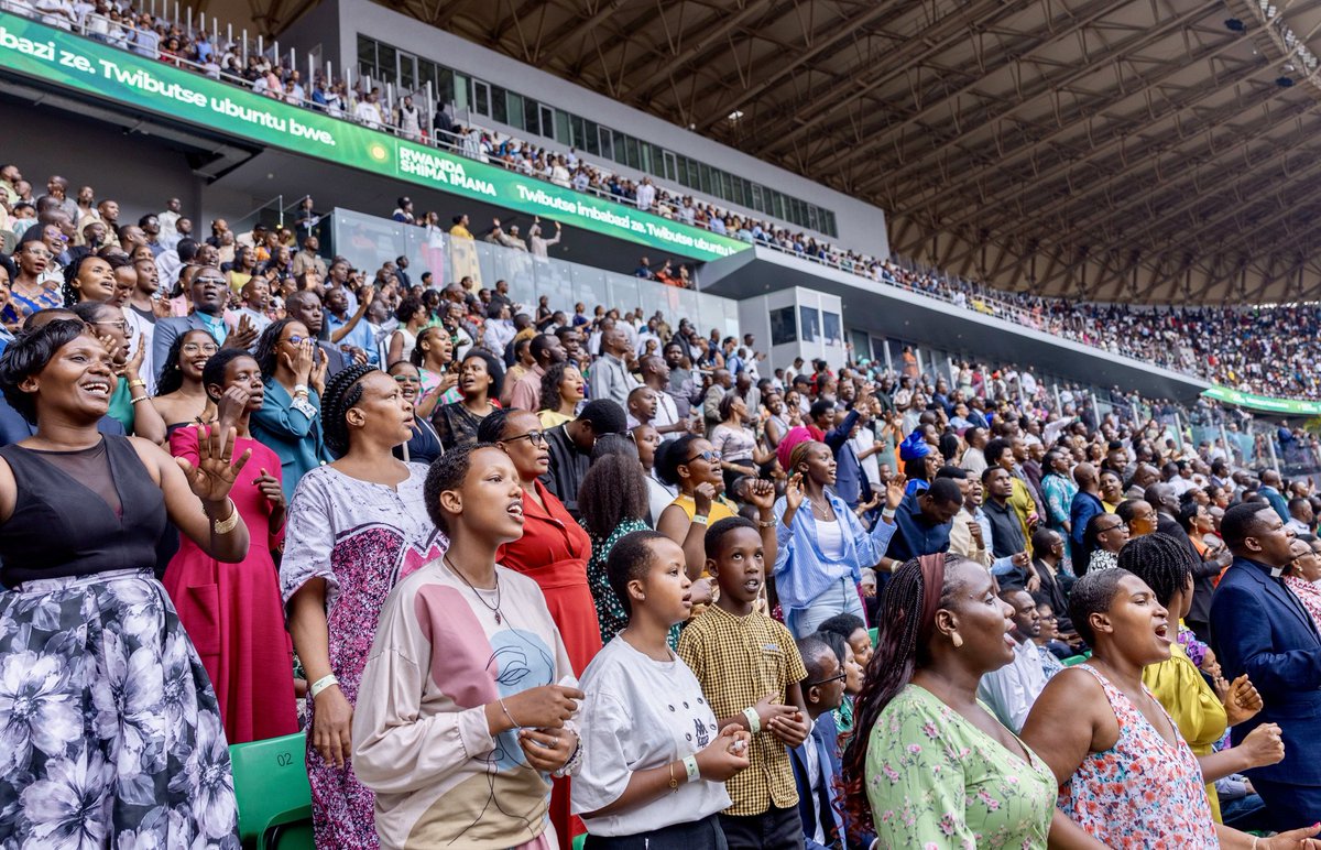 PrimatureRwanda's tweet photo. “Rwanda Shima Imana is an opportunity to reaffirm the importance of the partnership between Government and religious organisations. The achievements we celebrate today would not have been possible through Government’s efforts alone.
We recognize your contribution to shaping Rwandans with strong values, building secure families, and promoting love, unity, peace, forgiveness and patriotism.”Prime Minister Nsengiyumva | #RwandaShimaImana 2026
-----------------
"Iki giterane kandi ni umwanya mwiza wo kongera gushima akamaro n’umusaruro w’ubufatanye bwa Leta n’amadini n'amatorero. Ibyo twagezeho dushimira Imana uyu munsi, ntibyari gushoboka iyo Leta ikora yonyine.
Tuzirikana umusanzu wanyu mu kudufasha kubaka Umunyarwanda ufite indangagaciro nziza, mu kubaka imiryango ikomeye kandi itekanye, mu kwimakaza urukundo, ubumwe, amahoro, imbabazi, gukorera mu mucyo no gukunda Igihugu. Minisitiri w’Intebe| Mu Giterane cya #RwandaShimaImana 2026.