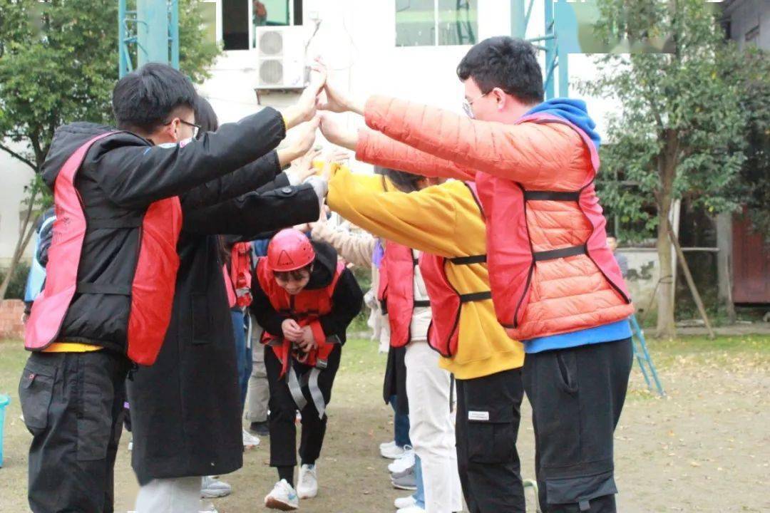 okahiroko1's tweet photo. Just tried using "teamwork" in a group project presentation. My classmate replied: "That's the first word I heard from you that didn't come from a meme caption." https://t.co/ByB7qwtf2S