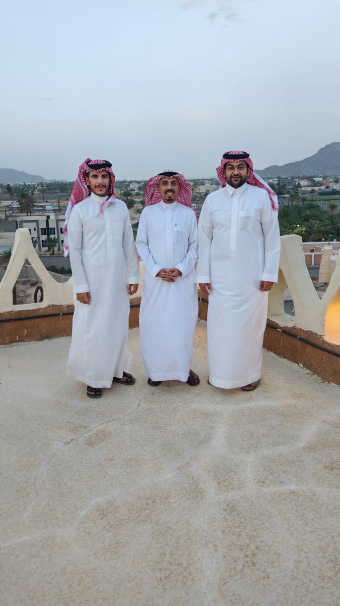 Samhar_palace's tweet photo. الاستاذ يحيى حكمي والاستاذ محسن بن عبدالله من وزارة البلديات والاسكان يرافقهم الأخ زاهر بن سعد في قصر  ال عامر التاريخي اليوم  #قصر_سمهر  #نجران_الآن #نجران https://t.co/uALmC06B0p