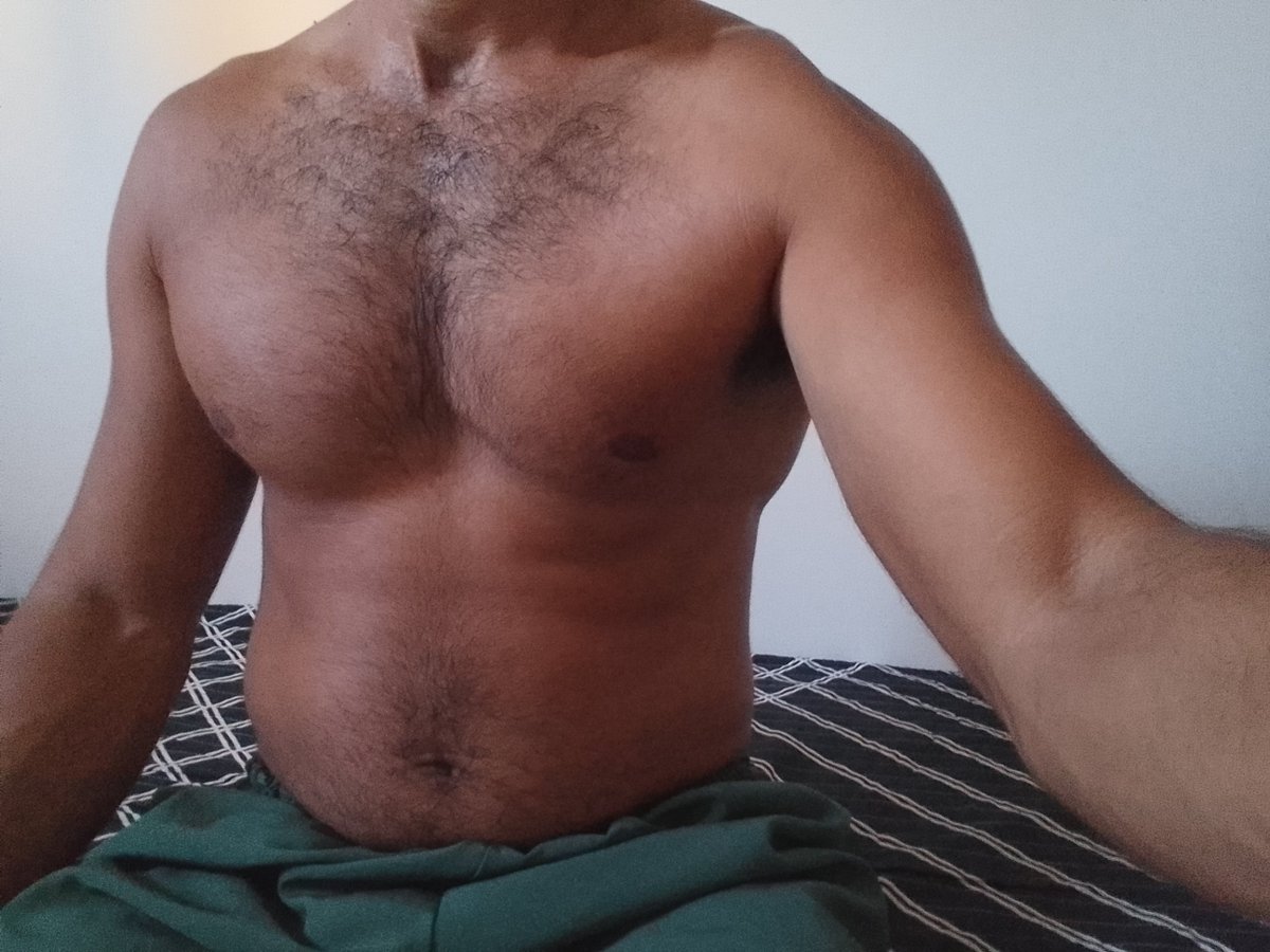 eddgardaraujo's tweet photo. meu peito crescendo na mesma proporção que a minha barriga 😅 https://t.co/mnA45vikTu