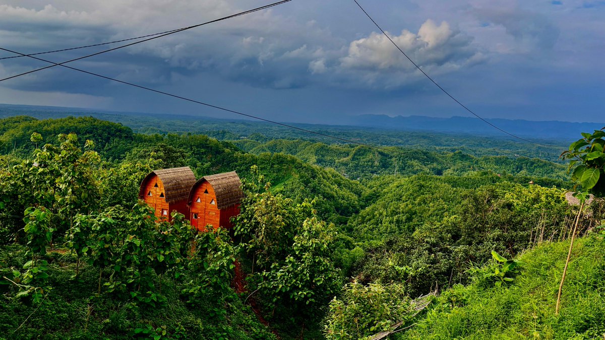 ardesign313's tweet photo. Red cabins in the emerald hills, wrapped in the mood of a rolling storm. Found my slice of peace before the rain began.🌧️🏡⛰️🌿✨

#NatureEscape #MountainVibes #RedCabin #MonsoonMood #TravelDiaries #PeacefulPlaces https://t.co/0xWe6uWfQq