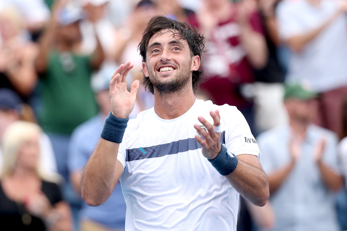 gonzaloferreyr's tweet photo. Muy linda reflexión de Thiago Tirante, en 
@_claymagazine, tras derrotar a Novak Djokovic:

"Hay muchas personas enfermas y muchas veces uno, cuando está en la cancha, cuando está en los entrenamientos y no le está saliendo lo que quiere, pone mala cara y está de mal humor. 

Sí, capaz que entrenaste mal, pero quizás no estás viendo el otro punto de vista; decirte a vos mismo: 'Ché, estoy en París, estoy jugando los mejores torneos del mundo, con las mejores superficies, nos dan pelotas, nos dan toallas, nos dan agua, todo, y hay gente que verdaderamente capaz que no tiene para comer'. 

Si lo ves desde ese lado, en algún momento, como tenista, debés ser feliz por lo que estás haciendo. Por lo que estás viviendo y te toca hoy, gracias a dios. Quizás haya que alejarse un poco de la visión del tenista, del querer, querer y querer, y verlo más del lado de que con lo que uno tiene es feliz. Pasarla bien, disfrutar y estar presente en el momento es súper gratificante".
