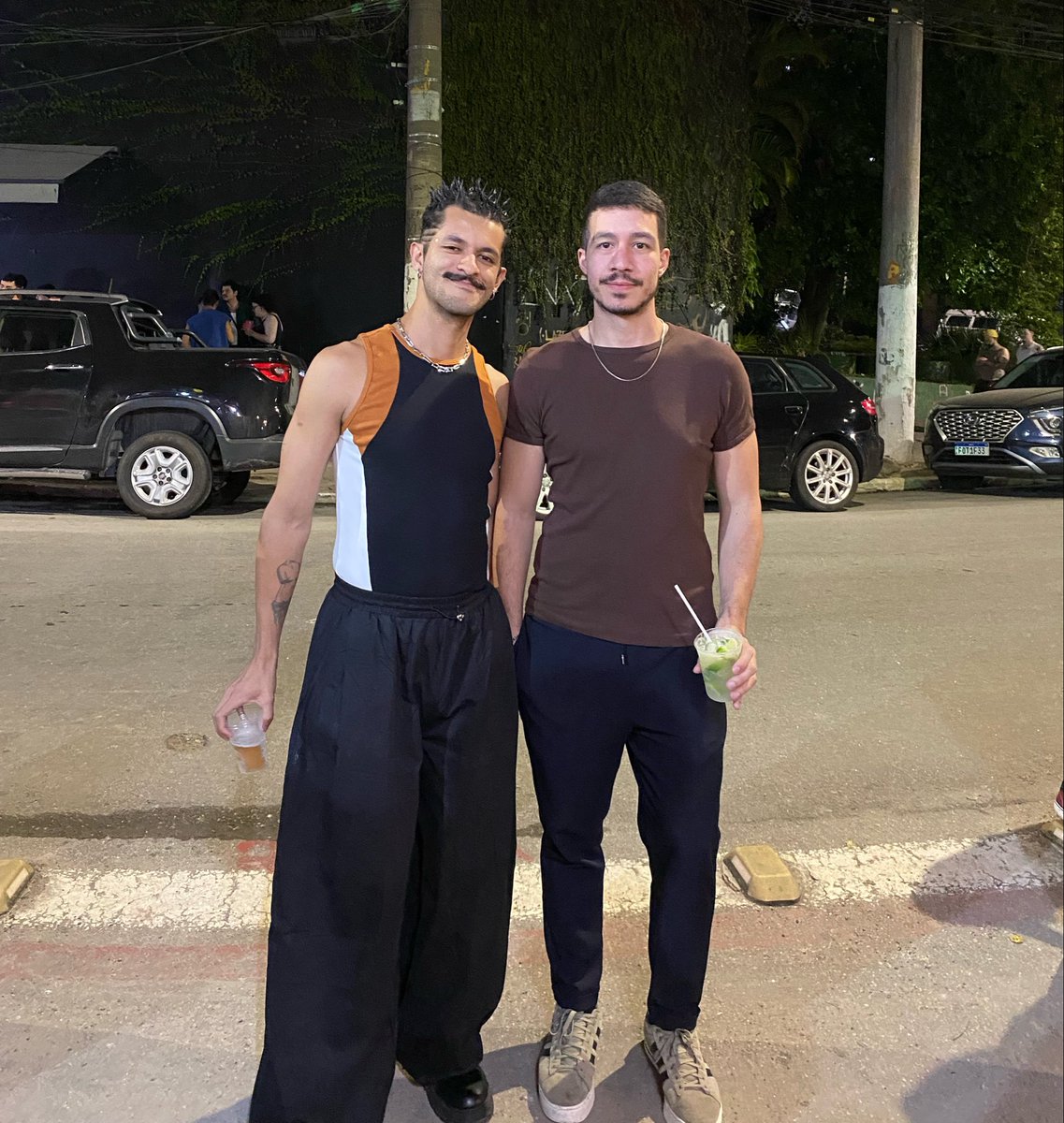 felipedoabc's tweet photo. Aquele casal que não combina o look https://t.co/z8wMKcSwiD