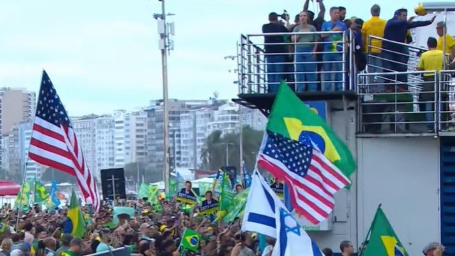 samiabomfim's tweet photo. Não satisfeito em flopar em Copacabana, o "patriota" Tariflávio conseguiu dar mais destaque a bandeiras estrangeiras do que à do Brasil. Lesa-pátria vendido. https://t.co/rkoJuAzHQ1