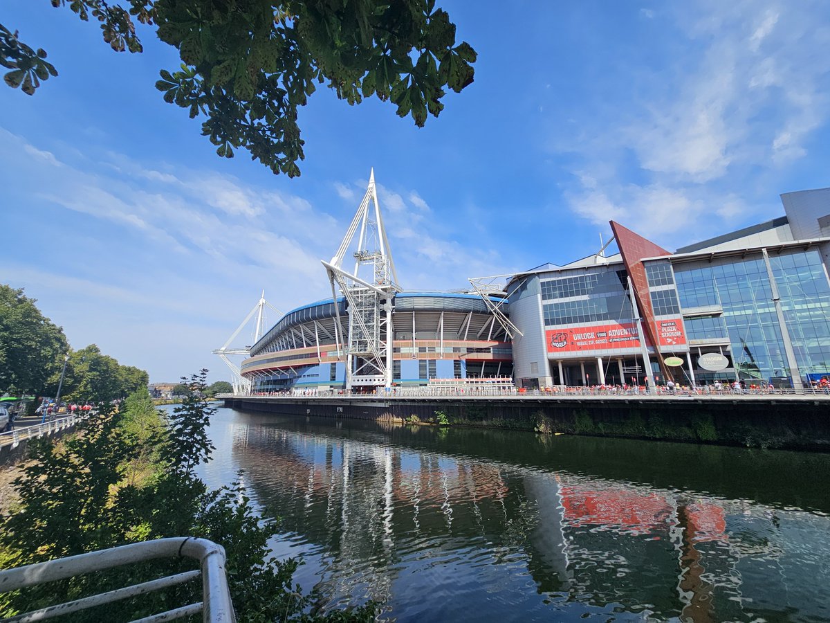 AndyAFC92's tweet photo. Good weekend of footy. Motors yesterday and then today to see The Arsenal beat the Manc bastards. Its good to be back! #AFC https://t.co/VpkxaS1xPh