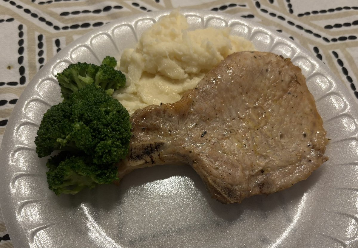 virtoshiii's tweet photo. Tried pork chops for the first time https://t.co/5qyzXLTQl7
