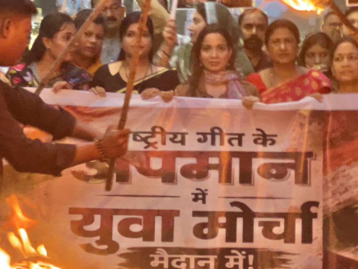 AnuTChatterjee's tweet photo. Tiranga in our hands, Mashaal in our spirit, and Vande Mataram in our hearts!

BJYM Mahasamund united in protest against the alleged disrespect of Vande Mataram and collectively raised the voice of patriotism.
📍Mahasamund (C.G.) 
#AntiNationalCongress#CongressInsultsVandeMataram https://t.co/8JctNjXhol