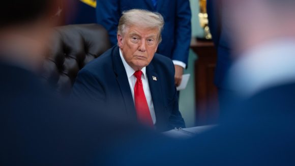 teleSURtv's tweet photo. 🚨Trump mantiene abierta la posibilidad de declarar “emergencia nacional” para intervenir en las elecciones de 2026. El presidente no descartó usar poderes extraordinarios si el Senado no aprueba el SAVE America Act, que busca imponer nuevas restricciones al voto por correo y exigir prueba de ciudadanía.

#teleSUR #EstadosUnidos #Elecciones2026 #Trump  #16Ago