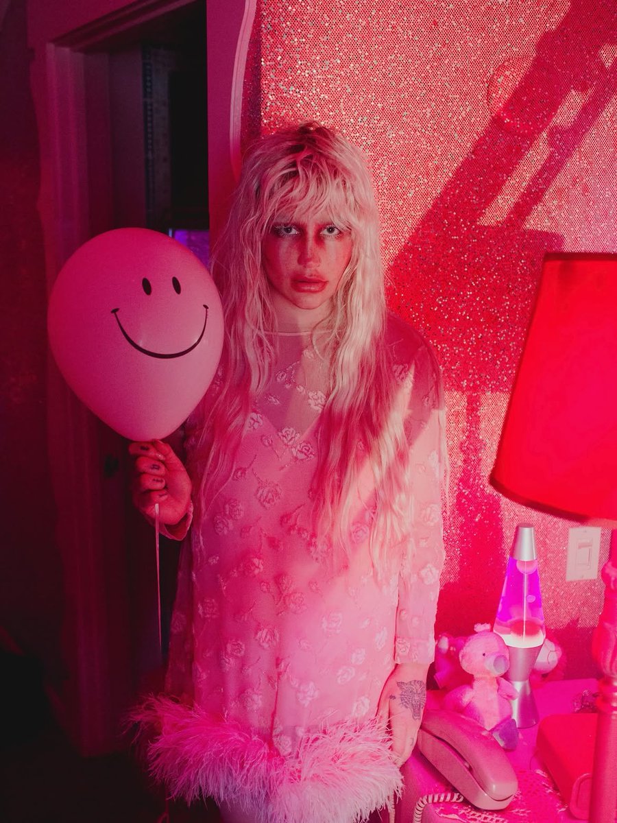 portalkeshasite's tweet photo. Fotos inéditas do documentário "Rainbow: The Film" divulgadas por Kesha no Instagram 🌈 https://t.co/u5f3embyVs