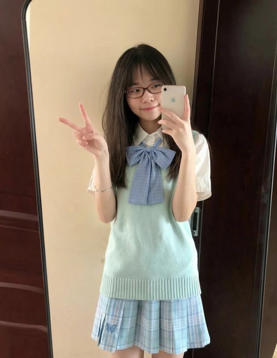 lb9q9's tweet photo. 如果我跟你說 
我其實沒有看起來那麼乖 
你會想繼續靠近我嗎？ 
20歲女大生 等你來認識 https://t.co/AFSmDkg1dO
