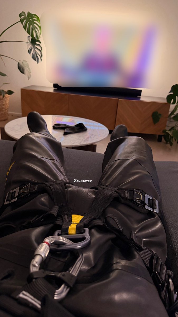 rubtatex's tweet photo. Sunday is heavy day !! 🖤
Watch TV and chill. Who fancies a cuddle with me? 🥺 https://t.co/8gLVVYELjk