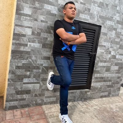 Rostipapu's tweet photo. *voy a la batalla de farmear aura*

el rival que me toca: https://t.co/UFizpBoPMF