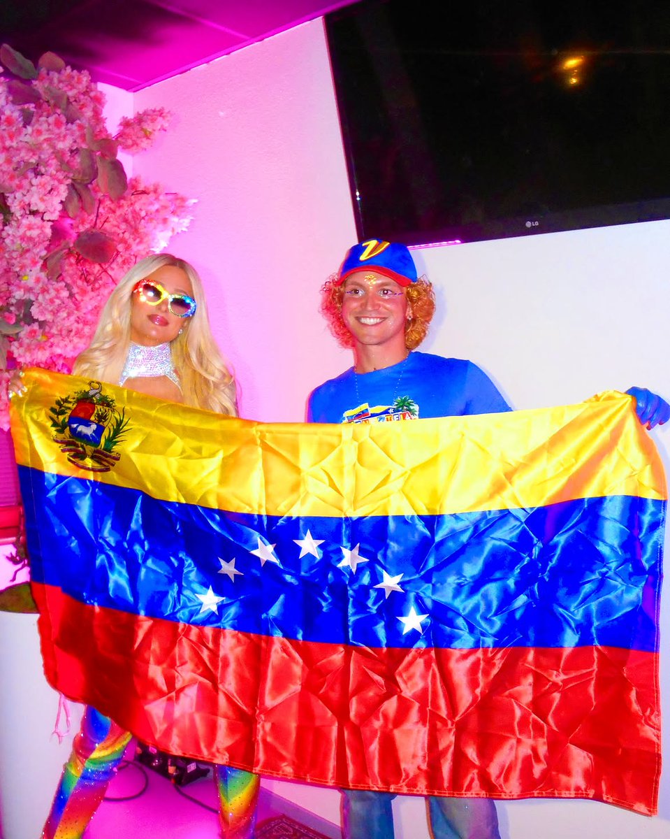 2001OnLine's tweet photo. #16Agos La empresaria Paris Hilton y Andrea Manili posaron junto a la bandera de Venezuela 🇻🇪✨

📷: andreamanili https://t.co/HOv1fAWkKO