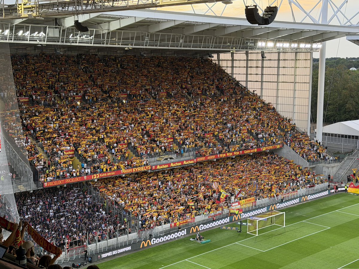 VFeuillette75's tweet photo. Le Parc des Princes sous terrain neutre faisait au moins semblant de ramener le speaker de l'autre équipe et ne mettait pas seulement les animations du PSG sur les écrans avant le coup d'envoi. 

Du moins, c'est le protocole habituel de la LFP pour un Trophée des Champions ou une finale de Coupe de France 🤔

@footmercato