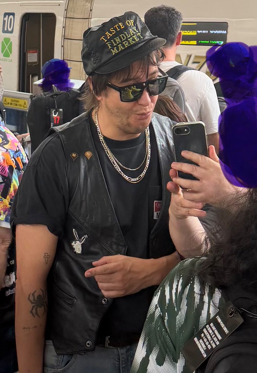 casablancasfcbr's tweet photo. 📸 Julian Casablancas atendeu alguns fãs essa semana na Estação de Tokyo, no Japão!

©️ @/sho777metal, @/yuki30stm e @/tantrami https://t.co/ND9n4YthzB