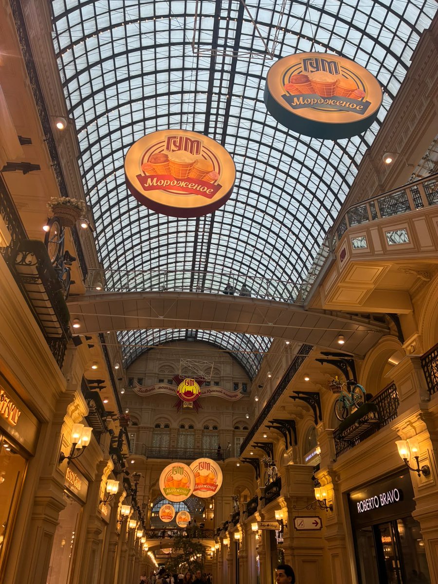 ENinternatio's tweet photo. モスクワの中心にある歴史的な百貨店、GUM（グム）

美しい外観や館内の様子、そしてアイスクリームの広告など、GUMのさまざまな表情を3枚の写真でご紹介します📷🍦

#モスクワ #ロシア #GUM #グム https://t.co/mUPMHLC0ND