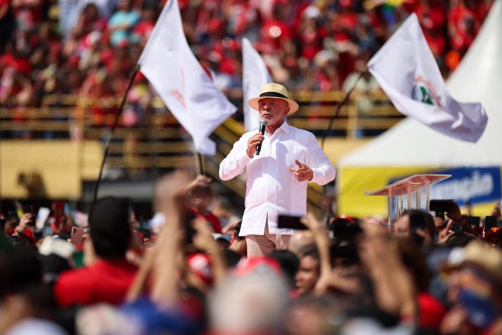 g1's tweet photo. Em 1º ato em SP, Lula promete prender líderes de facções e defende soberania; Janja canta jingle https://t.co/fvpRUqxdQ1 #eleição2026 https://t.co/y933zB6kH6
