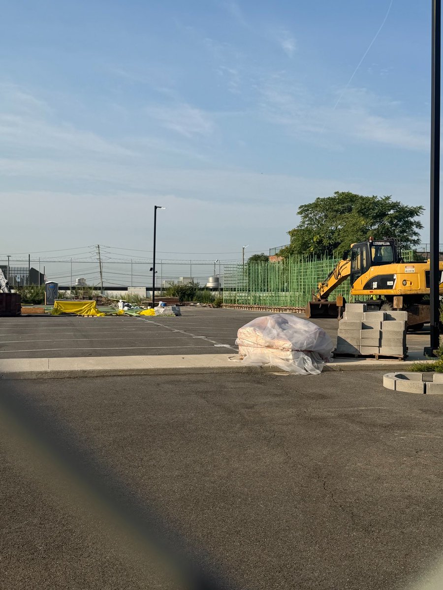 SawyerMerritt's tweet photo. Tesla is currently building a new 64-stall Supercharger station in Queens, New York. This will be the biggest Supercharger station on the East Coast of the U.S.

It will also have two pull-through stalls for EVs with trailers. Thx for the pics @LetsCleanNYC. https://t.co/CCo0dIoHin