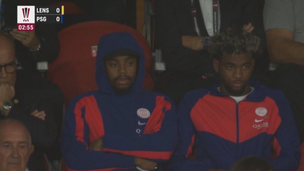ActuFoot_'s tweet photo. 🚨🚨 BARCOLA 🇫🇷 ET MBAYE 🇸🇳 SONT EN TRIBUNES CE SOIR !

Ça sent la fin avec le PSG… https://t.co/gCT0IfFBBa