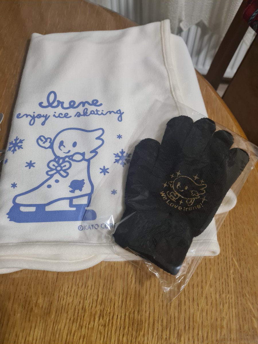 ElisaNovijedini's tweet photo. @winterland1234 I am glad you wrote to me. I received wonderful gifts purchased in Sendai from a lovely person and fan from Romania. https://t.co/P9bUY1b4RO