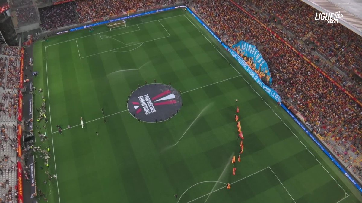 Les supporters du @RCLens déploient leur incroyable tifo pour cette so...