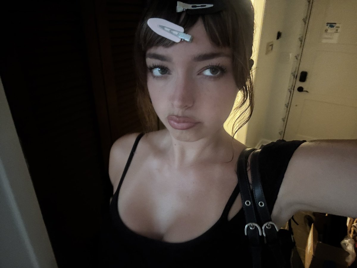 liljdickey's tweet photo. Bangs shorter money longer or whatever they say https://t.co/G3HPMfK6eA