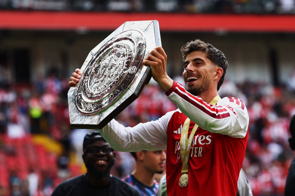 Frimpon's tweet photo. Find yourself someone who looks at you the way I look at @kaihavertz29 with the Community Shield 😂🔴⚪️❤️ https://t.co/qQViV5rSPw