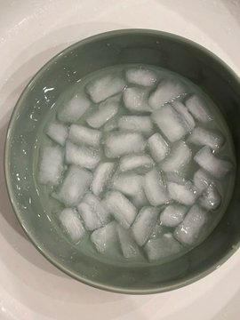 darw1nsz's tweet photo. El cortisol alto envejece tu cara, reduce tu cerebro y destruye tu testosterona.

Aquí tienes 9 formas simples de bajarlo de forma natural:

1. Sumerge tu rostro en agua fría con hielo. https://t.co/mdGi2IhzFl