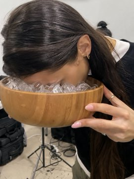 darw1nsz's tweet photo. El cortisol alto envejece tu cara, reduce tu cerebro y destruye tu testosterona.

Aquí tienes 9 formas simples de bajarlo de forma natural:

1. Sumerge tu rostro en agua fría con hielo. https://t.co/mdGi2IhzFl