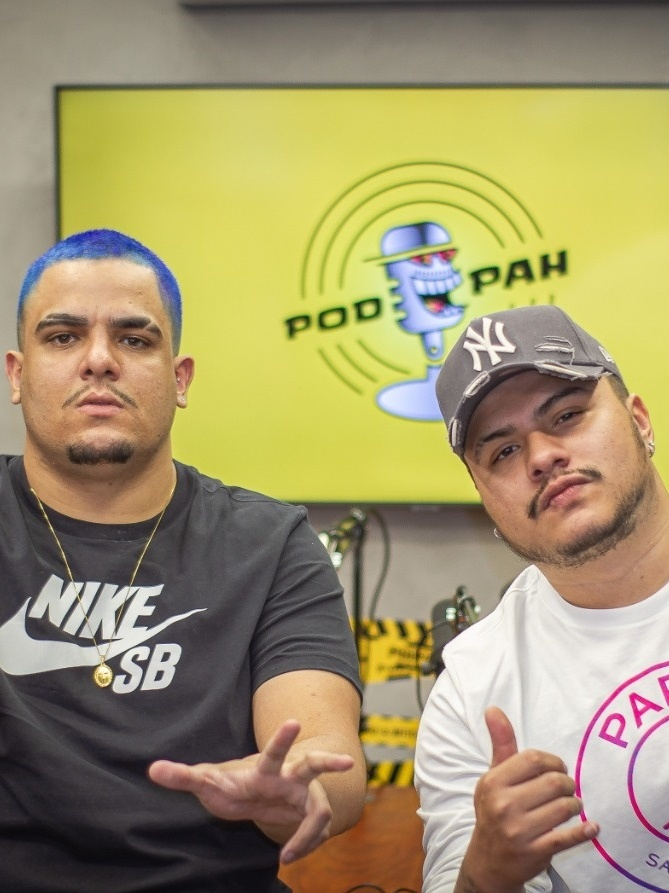 MercedesAMGF1BR's tweet photo. 🚨 | Kimi Antonelli participa do Podpah Podcast:

Pod: "E aí, paizão. Foi tu que foi campeão aqui no Brasa em 2007? Tu que é Kimi, né não?

Kimi: "Então, esse era o Kimi Raikkonen. Eu tinha só um ano de idade em 2007"

Pah: “Hahahaha pode crer. E quando foi que você tipo, bum, virou a chave mano? Tipo, quero ser piloto.”

Pod: “Esse negócio de carro de corrida é rápido memo?”
 
Kimi: “Sim, os carros andam a mais de…”  

Pah: "Hahahahahahaha"
