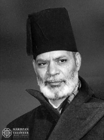 alfazlintl's tweet photo. سیّداحمد سعید کرمانی بیان کرتے ہیں:
ظفراللہ کے لیے بادشاہ اور صدور آداب و رسوم کو بالائے طاق رکھ دیتے تھے۔مراکش کے شاہ حسن ان کے استقبال کے لیے محل کی سیڑھیوں تک چل کر آئے،مصر کے صدر نجیب ان کولینے خود ہوائی اڈّہ پر پہنچے۔اردن کے شاہ حسین انہیں اپنا بھائی سمجھتے تھے۔ الجیریا کی گلیوں میں عوام ان کے استقبال کےلیے قطاردرقطار کھڑےرہتےتھے۔تیونس میں پیدا ہونے والے کئی بچوں کے نام ان کے نام پر رکھے گئے۔
https://t.co/NghRPGwKNw