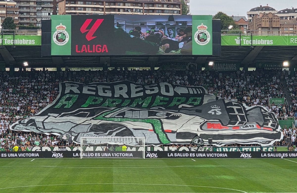 UltrasPresent's tweet photo. La Gradona de los Malditos 🟢⚪️ (Juventudes Verdiblancas) vuelven a lo grande a Primera División con un tifo;

“REGRESO A PRIMERA”

Real Racing Club de Santander - Villarreal CF. https://t.co/ptaZDG9L50