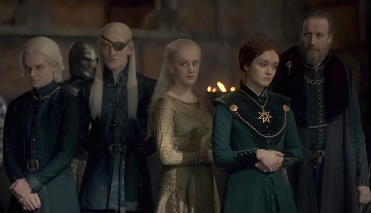 SiezerW's tweet photo. Alicent was never a Targaryen, so how come all of her children had blond hair, and none of them were bastards?🤔
#hotd https://t.co/aHbSMKwCYH
