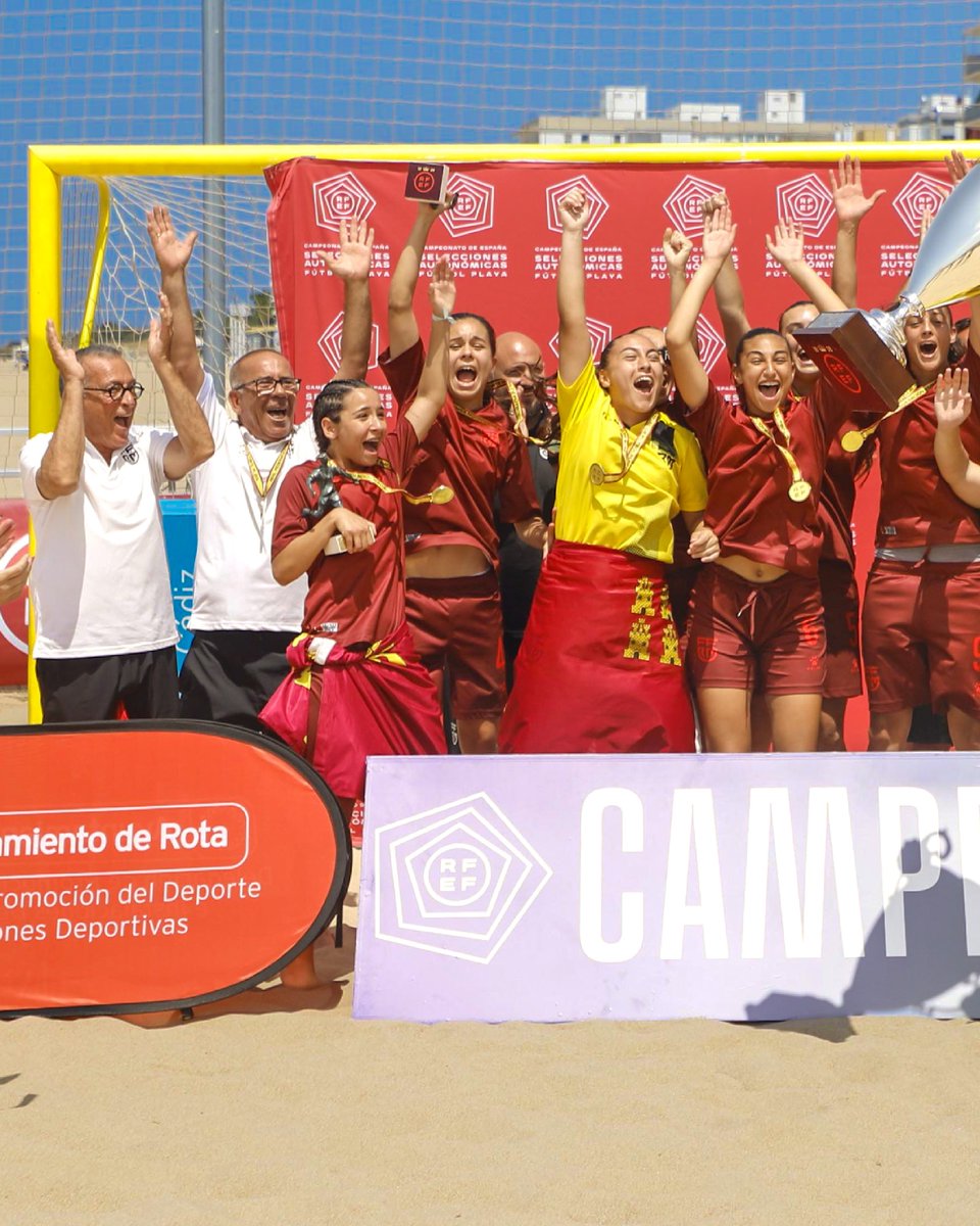 FutbolPlayaRFEF's tweet photo. 🏆 𝗖𝗔𝗠𝗣𝗘𝗢𝗡𝗘𝗦 𝟮𝟬𝟮𝟱/𝟮𝟲 | 𝗖𝗘𝗦𝗔 𝗦𝘂𝗯-𝟭𝟳 𝗙𝗲𝗺𝗲𝗻𝗶𝗻𝗼

Seguimos con el repaso de la temporada.

🥇 @ffrm_es , campeona de España Sub-17 tras imponerse a @RFAF (3-2) en la final.

⭐ Jimena Moreno, MVP del campeonato.
⚽ Ángela Carrillo, máxima goleadora.

Campeonas y protagonistas de una temporada para recordar. 🙌🏽

#FútbolPlayaRFEF | #CESA
