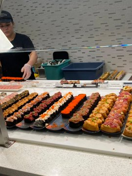 Warrecswers's tweet photo. Fob sushi🍣
The prices are super affordable!!
#ChillVibes https://t.co/4mCqApwqoZ