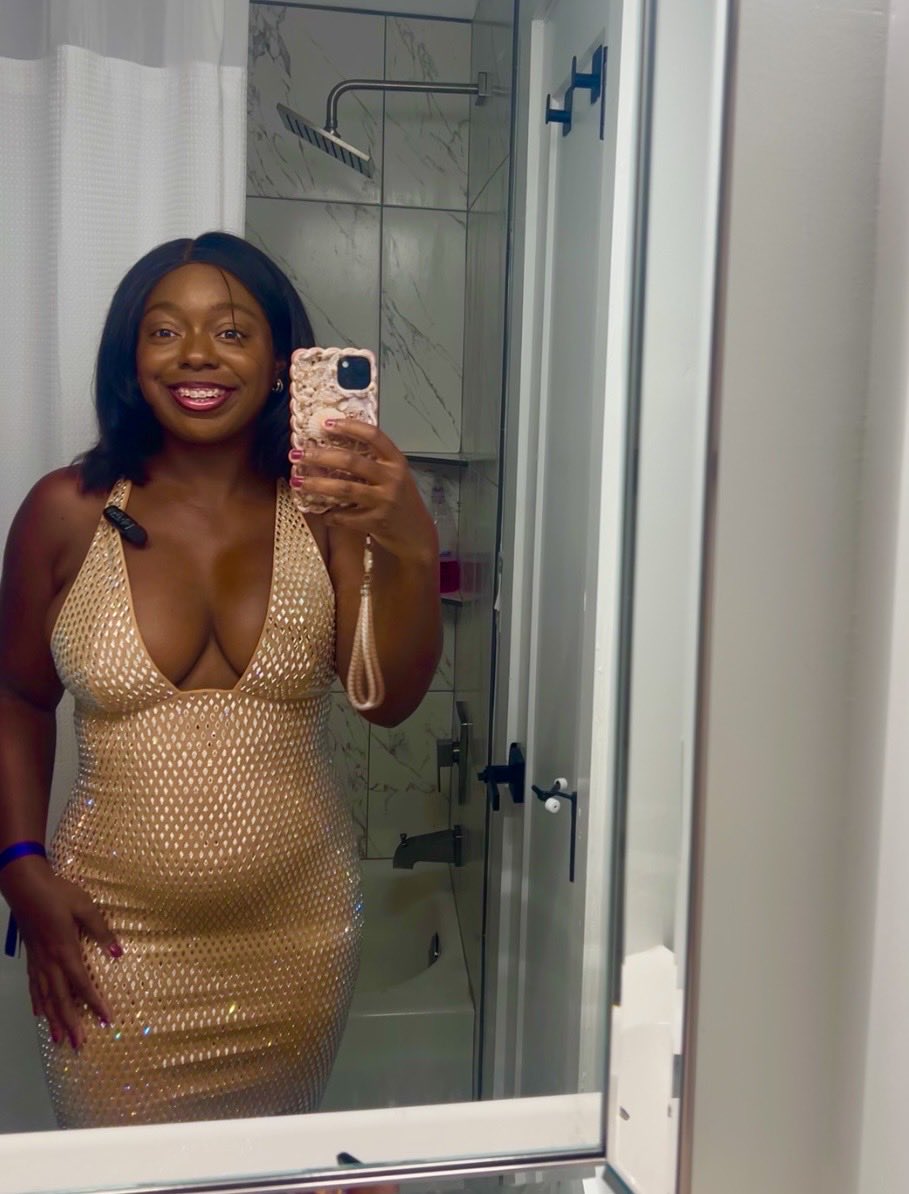 AlexiaApples's tweet photo. I was rushing through ATL traffic that I didn’t get any good fight pics of myself smh🙂‍↔️ 

I’ll just have to do a photoshoot in this dress later✨

#TheBeautyInBoxingMedia https://t.co/JmYOdMK7KM