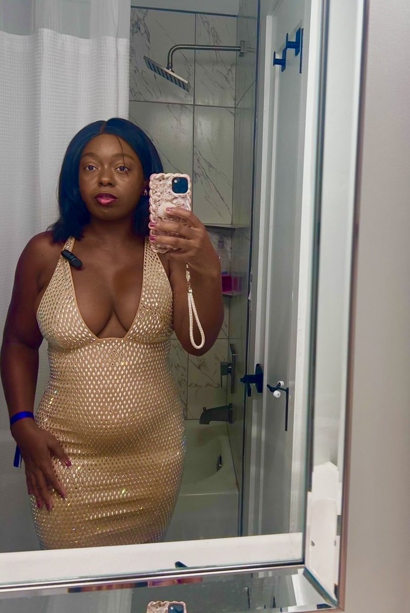 AlexiaApples's tweet photo. I was rushing through ATL traffic that I didn’t get any good fight pics of myself smh🙂‍↔️ 

I’ll just have to do a photoshoot in this dress later✨

#TheBeautyInBoxingMedia https://t.co/JmYOdMK7KM